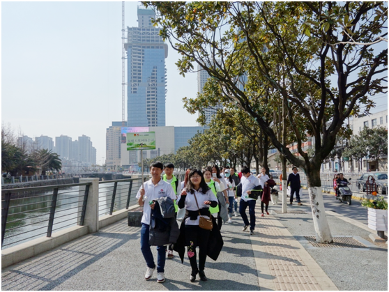 一路上，志愿者把“学雷锋践行动 树新风做好事 做志愿者”的精神传扬到大街小巷，把雷锋为人民服务的志愿精神带到城市的每个角落。